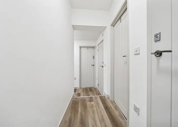 Cheap & Modern 5 Bedroom Whole House In By Altoluxo Short Lets & Serviced With Free Wifi And Parking Appartement