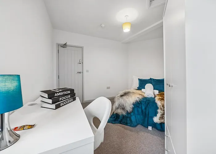 Cheap & Modern 5 Bedroom Whole House In By Altoluxo Short Lets & Serviced With Free Wifi And Parking Lägenhet *