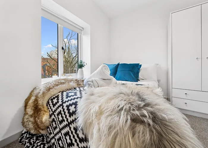 Cheap & Modern 5 Bedroom Whole House In By Altoluxo Short Lets & Serviced With Free Wifi And Parking *