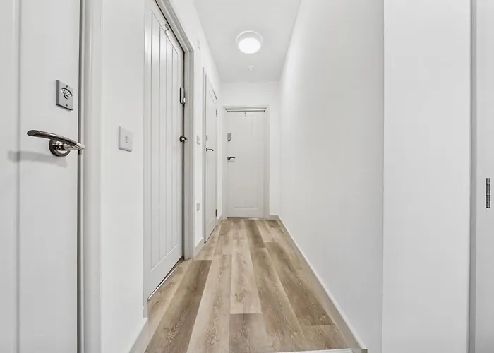 Cheap & Modern 5 Bedroom Whole House In By Altoluxo Short Lets & Serviced With Free Wifi And Parking *