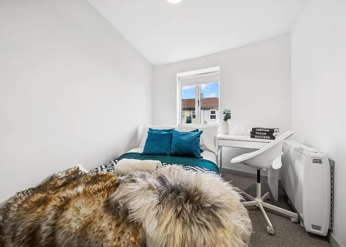 Cheap & Modern 5 Bedroom Whole House In By Altoluxo Short Lets & Serviced With Free Wifi And Parking Bristol