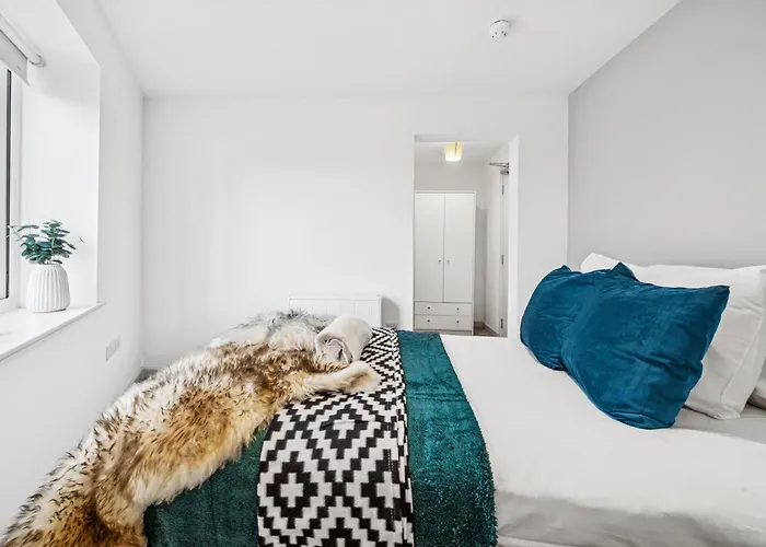 Cheap & Modern 5 Bedroom Whole House In By Altoluxo Short Lets & Serviced With Free Wifi And Parking *