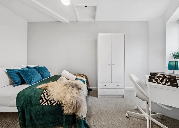 Lägenhet Cheap & Modern 5 Bedroom Whole House In By Altoluxo Short Lets & Serviced With Free Wifi And Parking