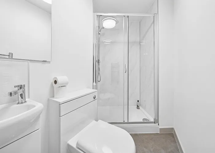 Cheap & Modern 5 Bedroom Whole House In By Altoluxo Short Lets & Serviced With Free Wifi And Parking *