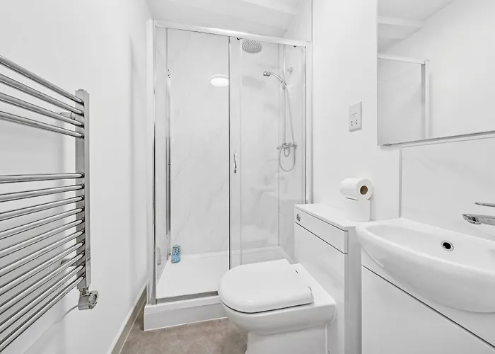 Appartement Cheap & Modern 5 Bedroom Whole House In By Altoluxo Short Lets & Serviced With Free Wifi And Parking