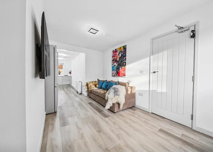 Cheap & Modern 5 Bedroom Whole House In By Altoluxo Short Lets & Serviced With Free Wifi And Parking Appartement