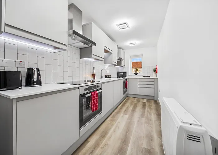 Cheap & Modern 5 Bedroom Whole House In By Altoluxo Short Lets & Serviced With Free Wifi And Parking *