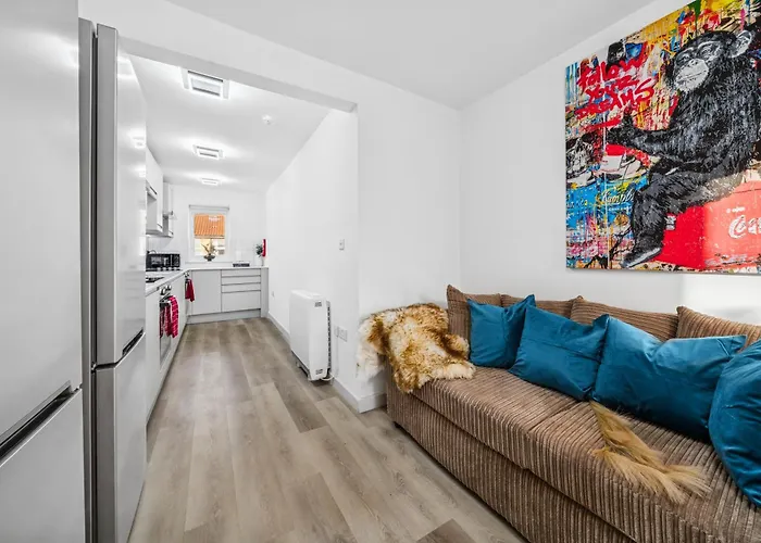 Cheap & Modern 5 Bedroom Whole House In By Altoluxo Short Lets & Serviced With Free Wifi And Parking * Bristol