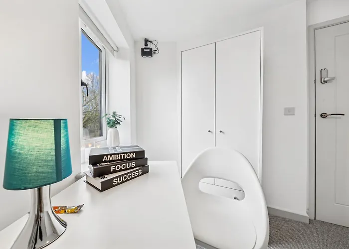 Cheap & Modern 5 Bedroom Whole House In By Altoluxo Short Lets & Serviced With Free Wifi And Parking