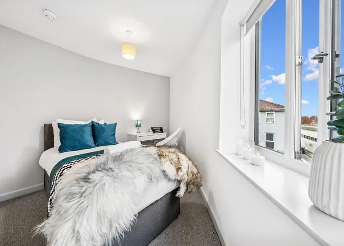 Cheap & Modern 5 Bedroom Whole House In By Altoluxo Short Lets & Serviced With Free Wifi And Parking