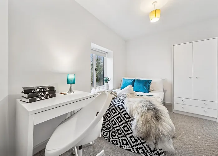 Cheap & Modern 5 Bedroom Whole House In By Altoluxo Short Lets & Serviced With Free Wifi And Parking Appartement Bristol