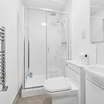 Апартаменти Cheap & Modern 5 Bedroom Whole House In By Altoluxo Short Lets & Serviced With Free Wifi And Parking