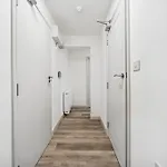 Апартаменти Cheap & Modern 5 Bedroom Whole House In By Altoluxo Short Lets & Serviced With Free Wifi And Parking Бристоль