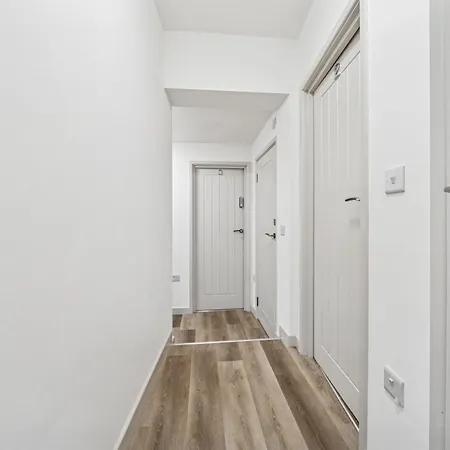 Cheap & Modern 5 Bedroom Whole House In By Altoluxo Short Lets & Serviced With Free Wifi And Parking דירה