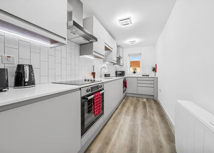 Cheap & Modern 5 Bedroom Whole House In By Altoluxo Short Lets & Serviced With Free Wifi And Parking *