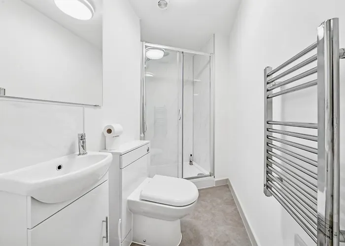 Cheap & Modern 5 Bedroom Whole House In By Altoluxo Short Lets & Serviced With Free Wifi And Parking דירה בריסטול