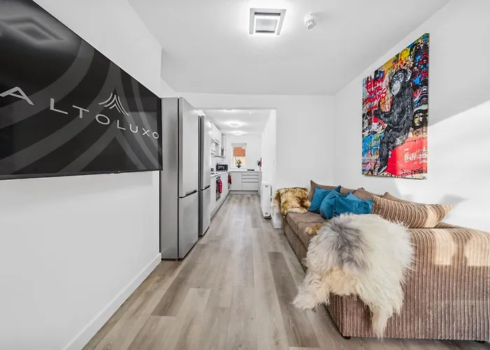 Cheap & Modern 5 Bedroom Whole House In By Altoluxo Short Lets & Serviced With Free Wifi And Parking בריסטול
