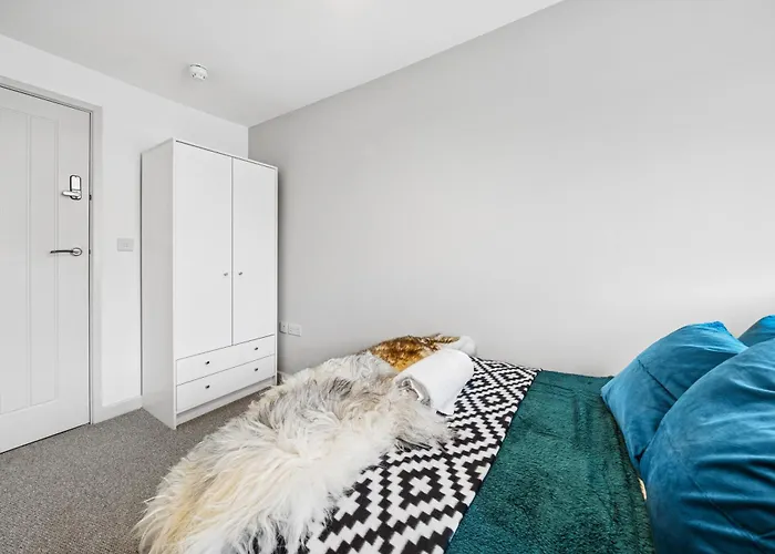 Cheap & Modern 5 Bedroom Whole House In By Altoluxo Short Lets & Serviced With Free Wifi And Parking דירה *