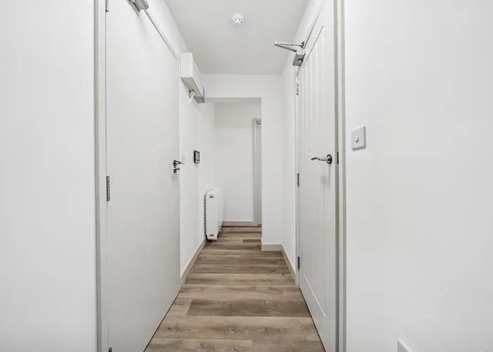 דירה Cheap & Modern 5 Bedroom Whole House In By Altoluxo Short Lets & Serviced With Free Wifi And Parking בריסטול