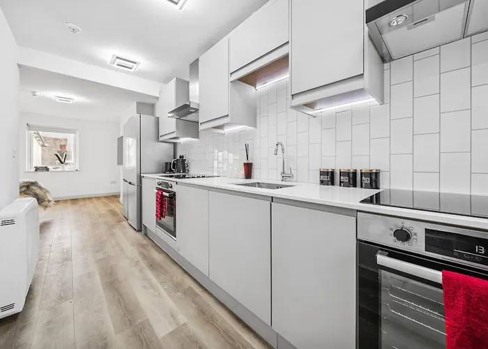 Cheap & Modern 5 Bedroom Whole House In By Altoluxo Short Lets & Serviced With Free Wifi And Parking *