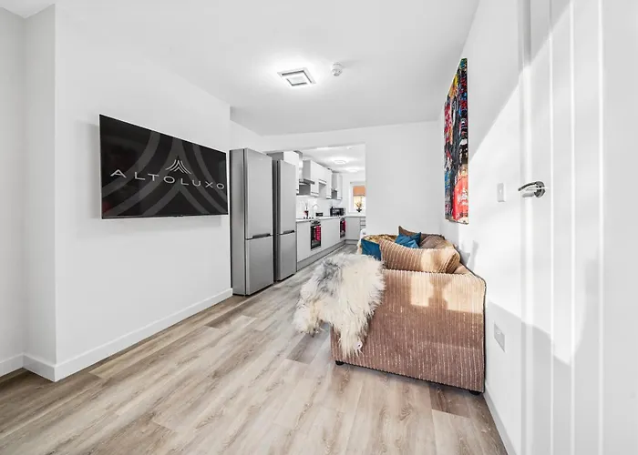 Cheap & Modern 5 Bedroom Whole House In By Altoluxo Short Lets & Serviced With Free Wifi And Parking דירה בריסטול